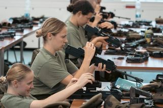 Za absolvování vojenského cvičení dostanou středoškoláci 40 tisíc